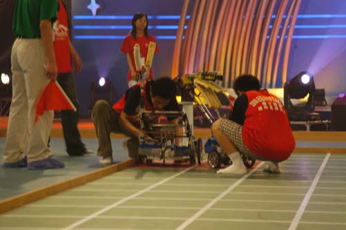 p站
赛队针对比赛规则设计制作了出击速度快、夹持“奶酪”稳的小机器人