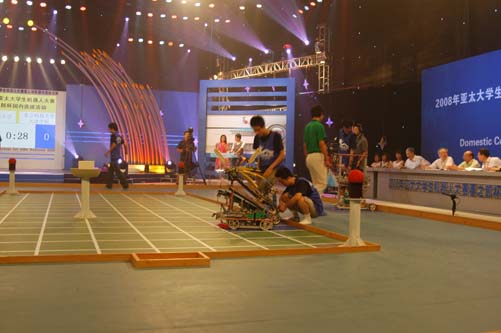 p站
机器人代表队队员调试机器人，准备即将开始的比赛